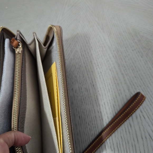 DOONEY AND BOURKE LARGE WALLET - Picture 8 of 11